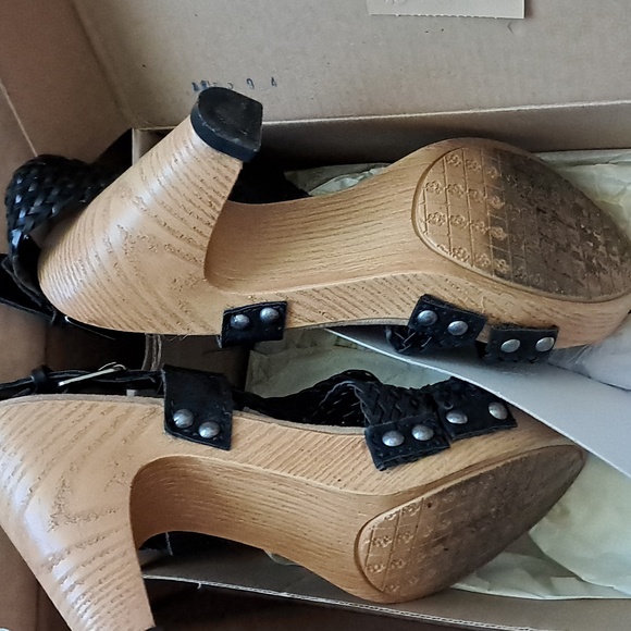 G.H. Bass Co. "Sadie" Heels - Size 7.5 - Picture 10 of 15